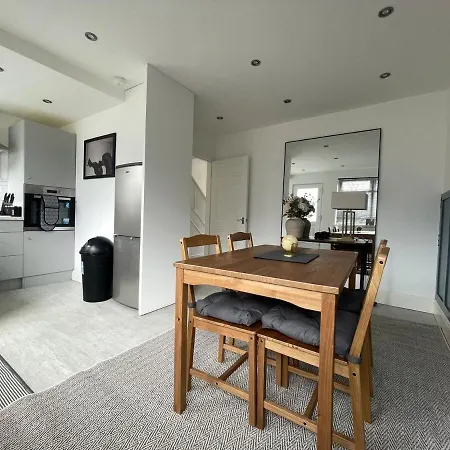 Spacious In Woodhouse Sleeps 9 Guests!