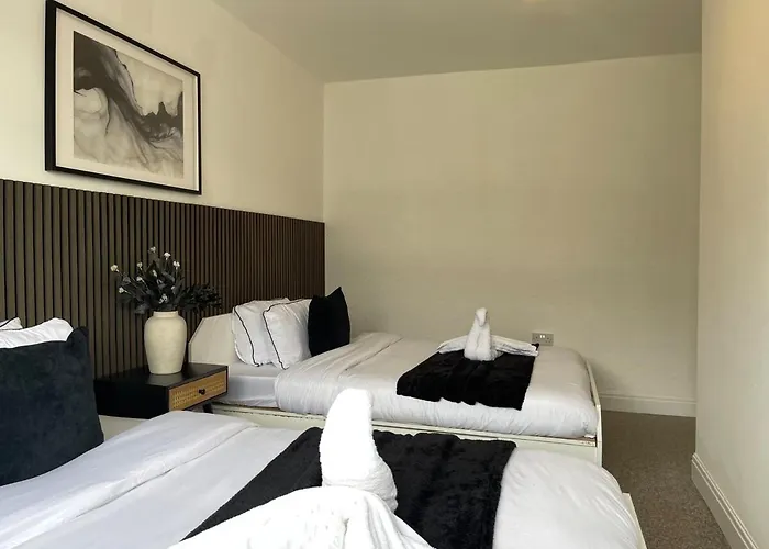 Spacious In Woodhouse Sleeps 9 Guests! Апартаменти Лідс