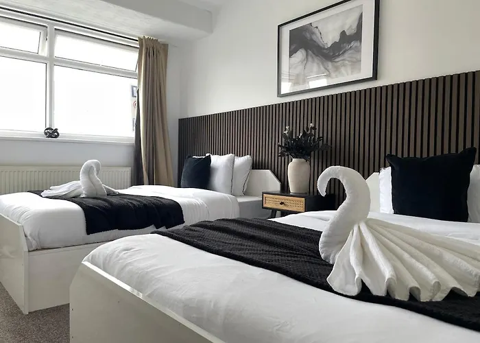 Spacious In Woodhouse Sleeps 9 Guests! Лідс