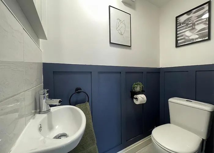 Spacious In Woodhouse Sleeps 9 Guests! * Лідс