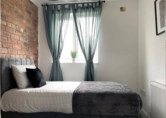 Spacious In Woodhouse Sleeps 9 Guests! *