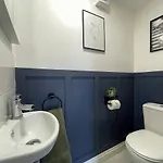 Spacious In Woodhouse Sleeps 10 Guests! * Leeds (West Yorkshire)