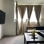 Appartement Spacious In Woodhouse Sleeps 10 Guests!