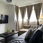 Spacious In Woodhouse Sleeps 10 Guests! * Leeds (West Yorkshire)