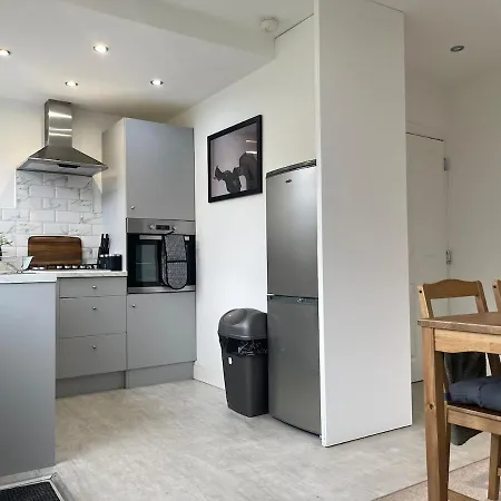 Spacious In Woodhouse Sleeps 10 Guests! Appartement *