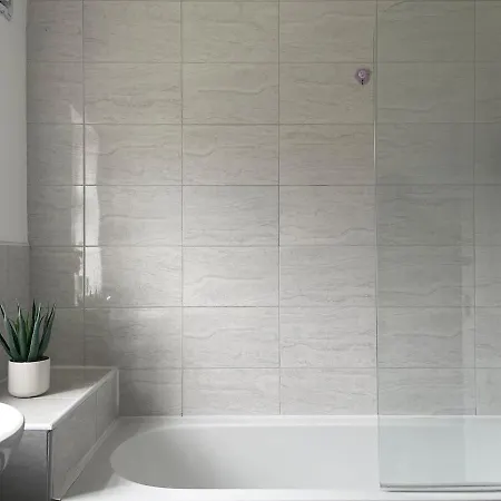 Apartament Spacious In Woodhouse Sleeps 9 Guests! Leeds (West Yorkshire)