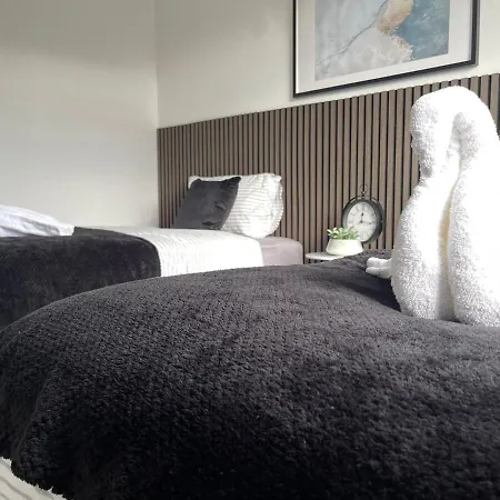 Appartement Spacious In Woodhouse Sleeps 10 Guests! *