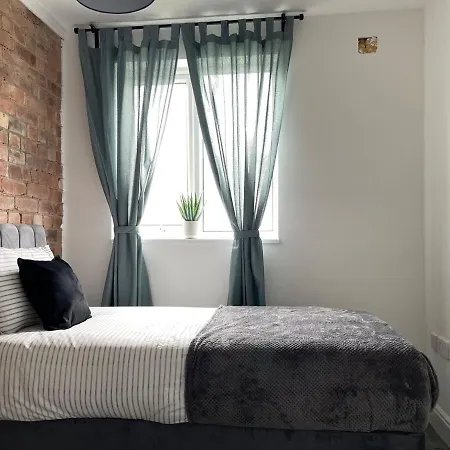 Spacious In Woodhouse Sleeps 9 Guests! *