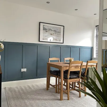 Spacious In Woodhouse Sleeps 9 Guests! * Leeds (West Yorkshire)