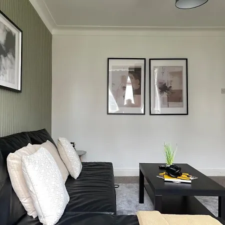 Spacious In Woodhouse Sleeps 10 Guests! Appartement