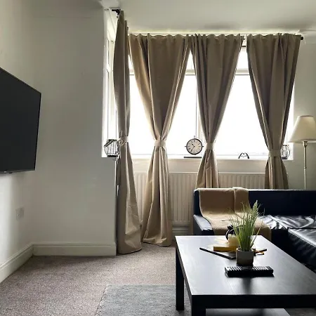 Apartment Spacious In Woodhouse Sleeps 9 Guests!