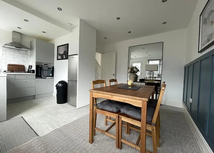 Spacious In Woodhouse Sleeps 9 Guests!