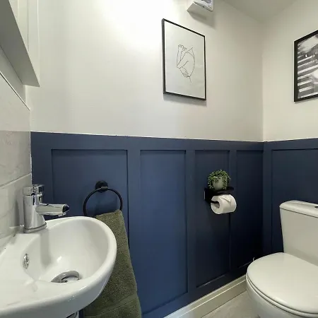 Spacious In Woodhouse Sleeps 9 Guests! * Leeds (West Yorkshire)